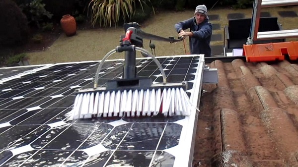Cleaning_Solar_Panels_3